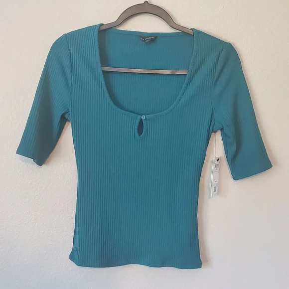 GUESS Serena Half Sleeve Ribbed Keyhole Top Jade Green - Picture 2 of 4